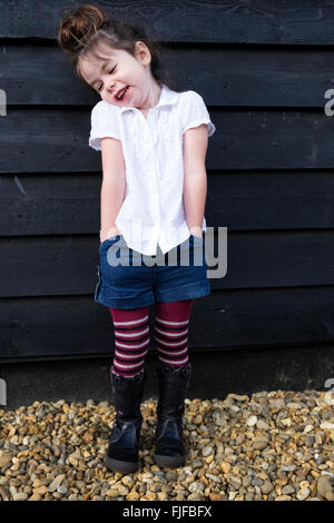 4 - Jahre altes Mädchen tragen Jeans-Shorts über Wolle Strumpfhose Stockfoto