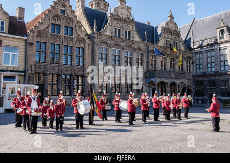 Männer und jungen in der St Cecilia Kon-Harmonie-Band warten, um ihre Instrumente spielen in Grote Markt, Veurne, Belgien Stockfoto