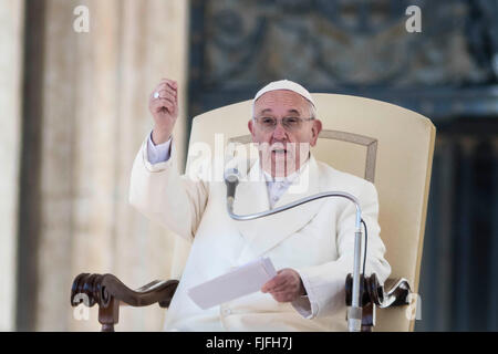 Vatikanstadt, Vatikan. 2. März 2016. Papst Francis spricht bei seiner wöchentlichen Generalaudienz in dem Petersplatz im Vatikan, Vatikanstadt. Papst Francis sagt, dass die Kirche keine Notwendigkeit für "Blutgeld" hat, die Ausbeutung von Menschen abgeleitet; was es braucht, ist, dass die Herzen der Gläubigen die Barmherzigkeit Gottes offen. Bildnachweis: Giuseppe Ciccia/Pacific Press/Alamy Live-Nachrichten Stockfoto