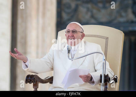 Vatikanstadt, Vatikan. 2. März 2016. Papst Francis spricht bei seiner wöchentlichen Generalaudienz in dem Petersplatz im Vatikan, Vatikanstadt. Papst Francis sagt, dass die Kirche keine Notwendigkeit für "Blutgeld" hat, die Ausbeutung von Menschen abgeleitet; was es braucht, ist, dass die Herzen der Gläubigen die Barmherzigkeit Gottes offen. Bildnachweis: Giuseppe Ciccia/Pacific Press/Alamy Live-Nachrichten Stockfoto