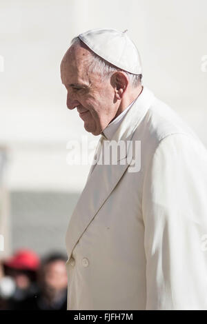 Vatikanstadt, Vatikan. 2. März 2016. Papst Francis hat seine wöchentliche Generalaudienz in dem Petersplatz im Vatikan, Vatikanstadt. Papst Francis sagt, dass die Kirche keine Notwendigkeit für "Blutgeld" hat, die Ausbeutung von Menschen abgeleitet; was es braucht, ist, dass die Herzen der Gläubigen die Barmherzigkeit Gottes offen. Bildnachweis: Giuseppe Ciccia/Pacific Press/Alamy Live-Nachrichten Stockfoto