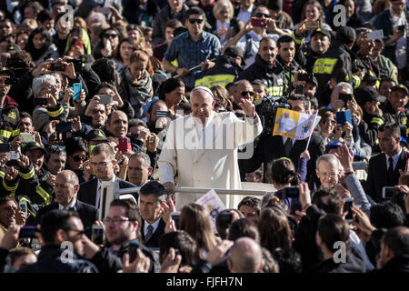 Vatikanstadt, Vatikan. 2. März 2016. Papst Francis grüßt die Gläubigen, wie er kommt, um seine wöchentliche Generalaudienz am Petersplatz im Vatikan, Vatican zu halten. Papst Francis sagt, dass die Kirche keine Notwendigkeit für "Blutgeld" hat, die Ausbeutung von Menschen abgeleitet; was es braucht, ist, dass die Herzen der Gläubigen die Barmherzigkeit Gottes offen. Bildnachweis: Giuseppe Ciccia/Pacific Press/Alamy Live-Nachrichten Stockfoto