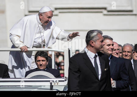 Vatikanstadt, Vatikan. 2. März 2016. Papst Francis grüßt die Gläubigen, wie er am Ende seine wöchentliche Generalaudienz in dem Petersplatz im Vatikan, Vatican verlässt. Papst Francis sagt, dass die Kirche keine Notwendigkeit für "Blutgeld" hat, die Ausbeutung von Menschen abgeleitet; was es braucht, ist, dass die Herzen der Gläubigen die Barmherzigkeit Gottes offen. Bildnachweis: Giuseppe Ciccia/Pacific Press/Alamy Live-Nachrichten Stockfoto