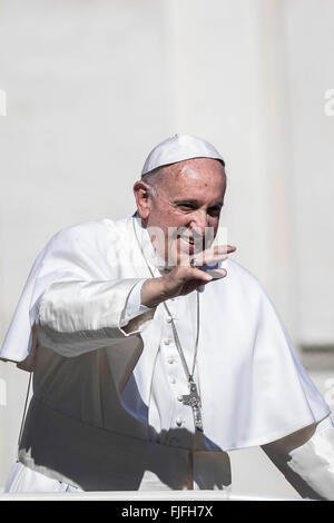 Vatikanstadt, Vatikan. 2. März 2016. Papst Francis grüßt die Gläubigen, wie er am Ende seine wöchentliche Generalaudienz in dem Petersplatz im Vatikan, Vatican verlässt. Papst Francis sagt, dass die Kirche keine Notwendigkeit für "Blutgeld" hat, die Ausbeutung von Menschen abgeleitet; was es braucht, ist, dass die Herzen der Gläubigen die Barmherzigkeit Gottes offen. Bildnachweis: Giuseppe Ciccia/Pacific Press/Alamy Live-Nachrichten Stockfoto