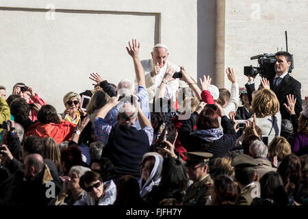 Vatikanstadt, Vatikan. 2. März 2016. Papst Francis grüßt die Gläubigen, wie er kommt, um seine wöchentliche Generalaudienz am Petersplatz im Vatikan, Vatican zu halten. Papst Francis sagt, dass die Kirche keine Notwendigkeit für "Blutgeld" hat, die Ausbeutung von Menschen abgeleitet; was es braucht, ist, dass die Herzen der Gläubigen die Barmherzigkeit Gottes offen. Bildnachweis: Giuseppe Ciccia/Pacific Press/Alamy Live-Nachrichten Stockfoto