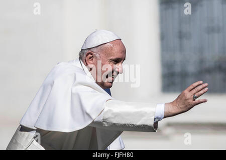 Vatikanstadt, Vatikan. 2. März 2016. Papst Francis grüßt die Gläubigen, wie er am Ende seine wöchentliche Generalaudienz in dem Petersplatz im Vatikan, Vatican verlässt. Papst Francis sagt, dass die Kirche keine Notwendigkeit für "Blutgeld" hat, die Ausbeutung von Menschen abgeleitet; was es braucht, ist, dass die Herzen der Gläubigen die Barmherzigkeit Gottes offen. Bildnachweis: Giuseppe Ciccia/Pacific Press/Alamy Live-Nachrichten Stockfoto