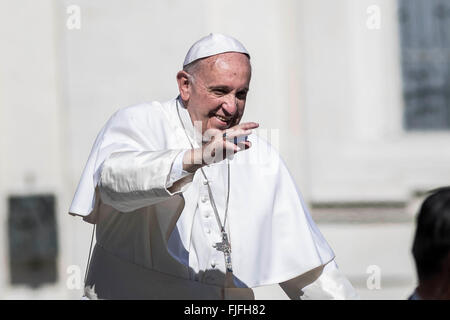 Vatikanstadt, Vatikan. 2. März 2016. Papst Francis grüßt die Gläubigen, wie er am Ende seine wöchentliche Generalaudienz in dem Petersplatz im Vatikan, Vatican verlässt. Papst Francis sagt, dass die Kirche keine Notwendigkeit für "Blutgeld" hat, die Ausbeutung von Menschen abgeleitet; was es braucht, ist, dass die Herzen der Gläubigen die Barmherzigkeit Gottes offen. Bildnachweis: Giuseppe Ciccia/Pacific Press/Alamy Live-Nachrichten Stockfoto