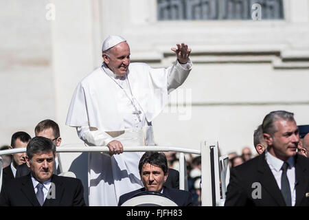 Vatikanstadt, Vatikan. 2. März 2016. Papst Francis grüßt die Gläubigen, wie er am Ende seine wöchentliche Generalaudienz in dem Petersplatz im Vatikan, Vatican verlässt. Papst Francis sagt, dass die Kirche keine Notwendigkeit für "Blutgeld" hat, die Ausbeutung von Menschen abgeleitet; was es braucht, ist, dass die Herzen der Gläubigen die Barmherzigkeit Gottes offen. Bildnachweis: Giuseppe Ciccia/Pacific Press/Alamy Live-Nachrichten Stockfoto