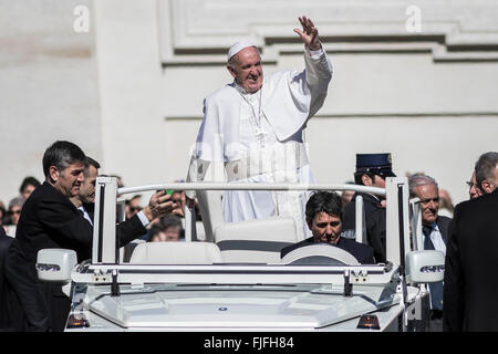 Vatikanstadt, Vatikan. 2. März 2016. Papst Francis grüßt die Gläubigen, wie er am Ende seine wöchentliche Generalaudienz in dem Petersplatz im Vatikan, Vatican verlässt. Papst Francis sagt, dass die Kirche keine Notwendigkeit für "Blutgeld" hat, die Ausbeutung von Menschen abgeleitet; was es braucht, ist, dass die Herzen der Gläubigen die Barmherzigkeit Gottes offen. Bildnachweis: Giuseppe Ciccia/Pacific Press/Alamy Live-Nachrichten Stockfoto