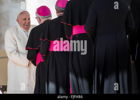 Vatikanstadt, Vatikan. 2. März 2016. Francis Papst grüßt Bischöfe während seiner wöchentlichen Generalaudienz in dem Petersplatz im Vatikan, Vatikanstadt. Papst Francis sagt, dass die Kirche keine Notwendigkeit für "Blutgeld" hat, die Ausbeutung von Menschen abgeleitet; was es braucht, ist, dass die Herzen der Gläubigen die Barmherzigkeit Gottes offen. Bildnachweis: Giuseppe Ciccia/Pacific Press/Alamy Live-Nachrichten Stockfoto