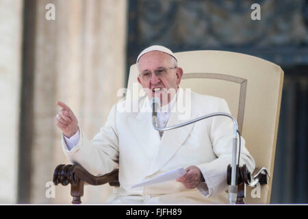 Vatikanstadt, Vatikan. 2. März 2016. Papst Francis spricht bei seiner wöchentlichen Generalaudienz in dem Petersplatz im Vatikan, Vatikanstadt. Papst Francis sagt, dass die Kirche keine Notwendigkeit für "Blutgeld" hat, die Ausbeutung von Menschen abgeleitet; was es braucht, ist, dass die Herzen der Gläubigen die Barmherzigkeit Gottes offen. Bildnachweis: Giuseppe Ciccia/Pacific Press/Alamy Live-Nachrichten Stockfoto