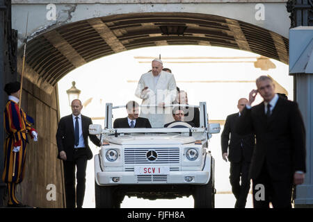 Vatikanstadt, Vatikan. 2. März 2016. Papst Francis kommt um seine wöchentliche Generalaudienz am Petersplatz im Vatikan, Vatican zu halten. Papst Francis sagt, dass die Kirche keine Notwendigkeit für "Blutgeld" hat, die Ausbeutung von Menschen abgeleitet; was es braucht, ist, dass die Herzen der Gläubigen die Barmherzigkeit Gottes offen. Bildnachweis: Giuseppe Ciccia/Pacific Press/Alamy Live-Nachrichten Stockfoto