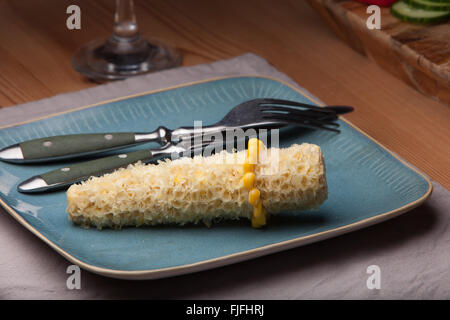 gegessen Zuckermais mit einem Ring von Mais links Stockfoto