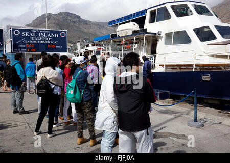 Touristen warten auf Seal Island Kreuzfahrt gehen von Hout Bay Harbour.The 40-minütigen szenische Reise zur Duiker Insel ist sehr beliebt. Stockfoto