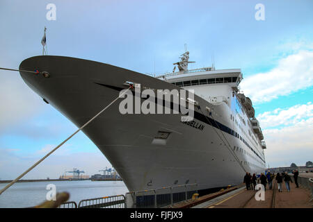 Kreuzfahrtschiff und Passagiere am Kai Helsingborg, Skåne, Schweden, Skandinavien Stockfoto