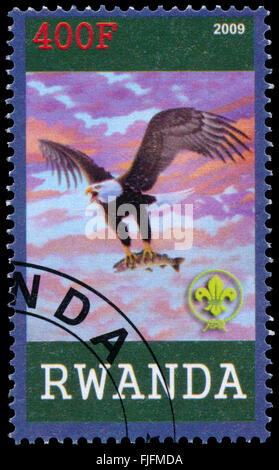 BUDAPEST, Ungarn - 01. März 2016: eine Briefmarke gedruckt von Ruanda, zeigt Eagle, ca. 2009 Stockfoto