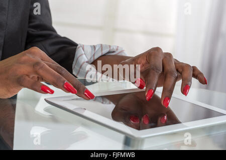 schwarze weibliche Hände mit digital-Tablette Stockfoto