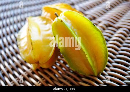 Drei Sternfrüchte (Gattung Carambola) Stockfoto