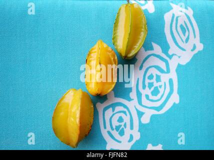 Drei Sternfrüchte (Gattung Carambola) Stockfoto