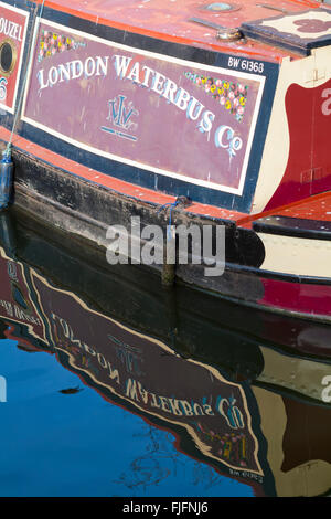 London Wasserbus Co Wasserbus am Regents Canal, Camden Town in London im Februar Stockfoto