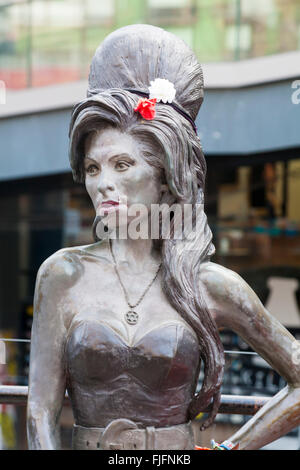 Bronzeskulptur von Amy Winehouse auf dem Camden Stables Market, Camden Market, London, Großbritannien im Februar Stockfoto