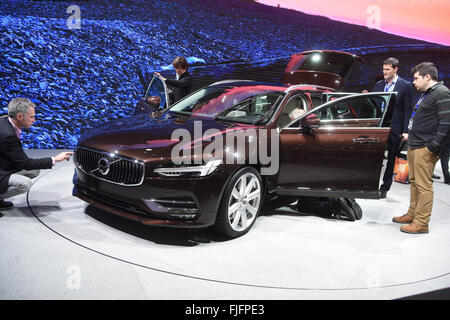 Genf, Schweiz. 2. März 2016. Volvo V90 wird während der zweiten Pressetag in Genf, Schweiz, 2. März 2016 auf der Genfer Motor Show präsentiert. Die Show wird für die Öffentlichkeit vom 03. bis 13. März 2016 offen. Foto: ULI DECK/Dpa/Alamy Live-Nachrichten Stockfoto