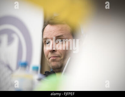 Berlin, Deutschland. 2. März 2016. Deutschland Handball Trainer Dagur Sigurdsson, während einer Pressekonferenz des deutschen Handball-Bundes in Berlin, Deutschland, 2. März 2016 abgebildet. Themen umfassen die Länderspielen gegen Katar in Leipzig und Berlin (11. März und 13. März 2016). Foto: SOEREN STACHE/DPA/Alamy Live-Nachrichten Stockfoto