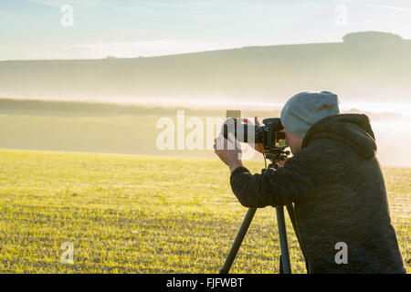 Fotograf bei Feld am Morgen Stockfoto