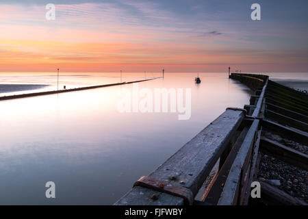 Boot am West-Strand in der Nähe von Littlehampton Stockfoto