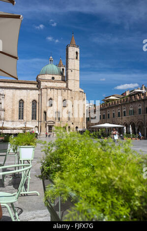 Kirche San Francesco und Piazza del Popolo iAscoli Piceno Marche Italien Stockfoto