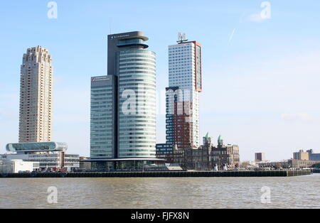 Nieuwe Maas Fluss, Skyline Rotterdam. Wolkenkratzer New Orleans (Siza 2007), World Port Center und Montevideo (Houben 2005) Stockfoto