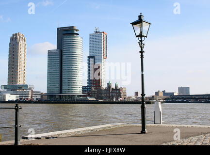 Nieuwe Maas Fluss, Skyline Rotterdam. Wolkenkratzer New Orleans (Siza 2007), World Port Center, Montevideo (Mecanoo, Houben-2005) Stockfoto