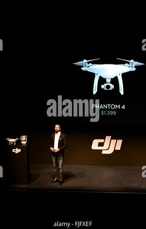 New York, USA. 1. März 2016. DJI Phantom 4 Drohne mit Antikollisionslicht Sensoren New York-Launch-Event.  Leiter der strategischen Partnerschaften Michael Perry Einführung die neue DJI Phantom 4 in New York. Es beinhaltet Antikollisionslicht Sensoren und ist in der Lage, Menschen zu verfolgen. Bildnachweis: Nano Calvo / VWPics/Alamy Live News Stockfoto