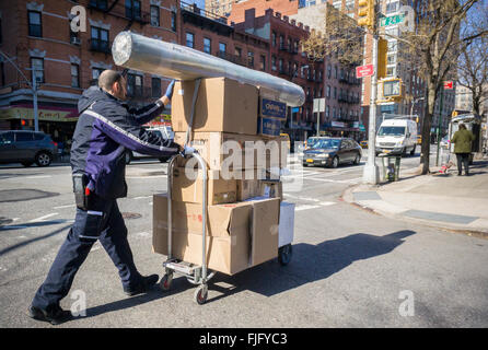 Ein FedEx-Arbeiter in Chelsea in New York liefert Pakete auf Dienstag, 1. März 2016. (© Richard B. Levine) Stockfoto