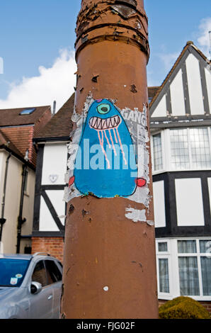 Street-Art eine blaue Monster auf einen Laternenpfahl in Nord-London Stockfoto