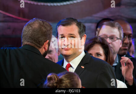 Republikanischen Präsidentschaftskandidaten Kandidat Ted Cruz genießt Sieg in Texas auf Superdienstag primär von der Bühne in Stafford TX Stockfoto