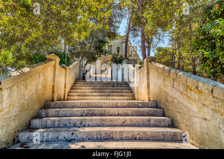 hohe Stufen von einer alten Treppe führt zu einer Kirche Stockfoto