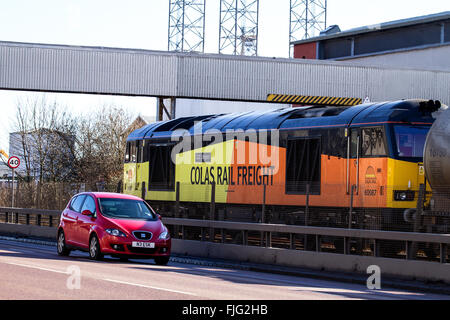 Ein 60087 Schienen Colas Güterzug vorbei unter eine niedrige Brücke entlang der industriellen Docks in Dundee, Großbritannien Stockfoto