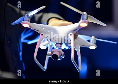 Das DJI Phantom 4 Drohne mit Antikollisionslicht Sensoren ist in der Lage, Hindernissen ausweichen und Menschen zu verfolgen. Stockfoto