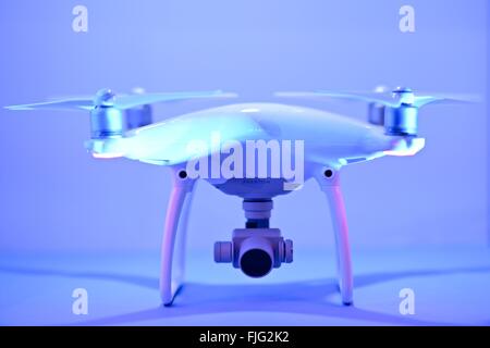 Das DJI Phantom 4 Drohne mit Antikollisionslicht Sensoren ist in der Lage, Hindernissen ausweichen und Menschen zu verfolgen. Stockfoto