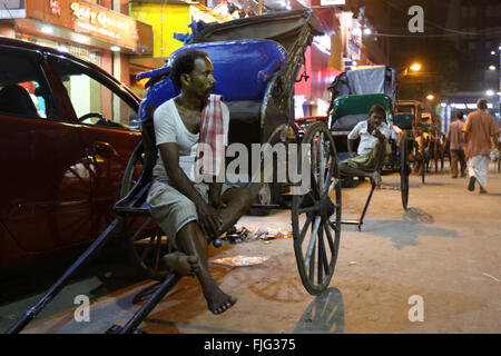 Indien, 19. Februar 2016. Hand ziehen Rikscha-Puller wartet auf Passagier bei Street von Kolkata. Foto von Jowita Khan Stockfoto