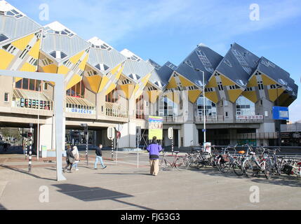 Kubuswoningen oder Cube Häuser aus den 1970er Jahren in den Niederlanden Rotterdam Blaak, entworfen von niederländischen Architekten Piet Blom Stockfoto