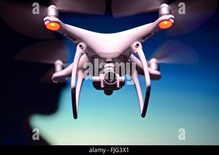 Das DJI Phantom 4 Drohne mit Antikollisionslicht Sensoren ist in der Lage, Hindernissen ausweichen und Menschen zu verfolgen. Stockfoto