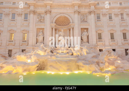 Einen frontalen Blick auf den Trevi-Brunnen in Rom, Italien Stockfoto