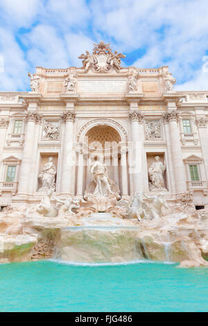 Einen frontalen Blick auf den Trevi-Brunnen in Rom, Italien Stockfoto