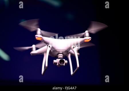 Das DJI Phantom 4 Drohne mit Antikollisionslicht Sensoren ist in der Lage, Hindernissen ausweichen und Menschen zu verfolgen. Stockfoto