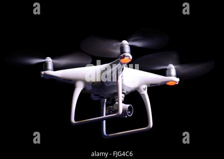 Das DJI Phantom 4 Drohne mit Antikollisionslicht Sensoren ist in der Lage, Hindernissen ausweichen und Menschen zu verfolgen. Stockfoto