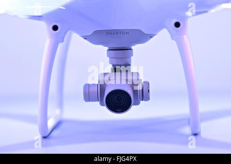 Das DJI Phantom 4 Drohne mit Antikollisionslicht Sensoren ist in der Lage, Hindernissen ausweichen und Menschen zu verfolgen. Stockfoto