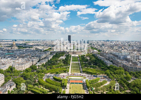 Stadtbild, Blick vom Eiffelturm über Parc du Champ de Mars, hinter Tour Montparnasse, Paris, Île-de-France, Frankreich Stockfoto