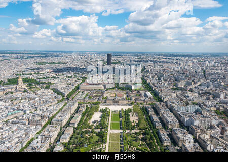 Stadtbild, Blick vom Eiffelturm über Parc du Champ de Mars, hinter Tour Montparnasse, Paris, Île-de-France, Frankreich Stockfoto